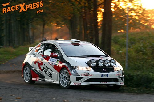 Marcel Piepers met zijn Honda Civic Type-R R3